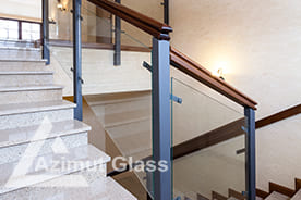 Деревянные перила и металлический профиль лестниц