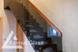 Ограждение лестницы из крашенного стекла