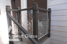 Пескоструйный рисунок на стеклянном ограждении лестницы