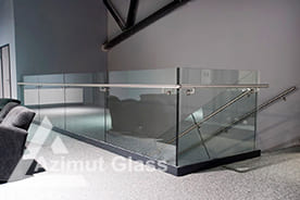 Лестница с металлическим круглым профилем