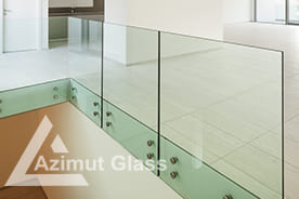 Минерализованное стекло рядом с лестницей