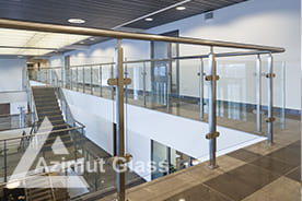 Перила для лестницы из полностью прозрачного стекла оптивайт