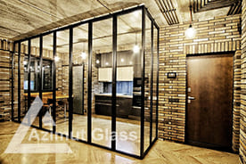 Стеклянные перегородки для квартиры, выполненные в стилистике Лофт